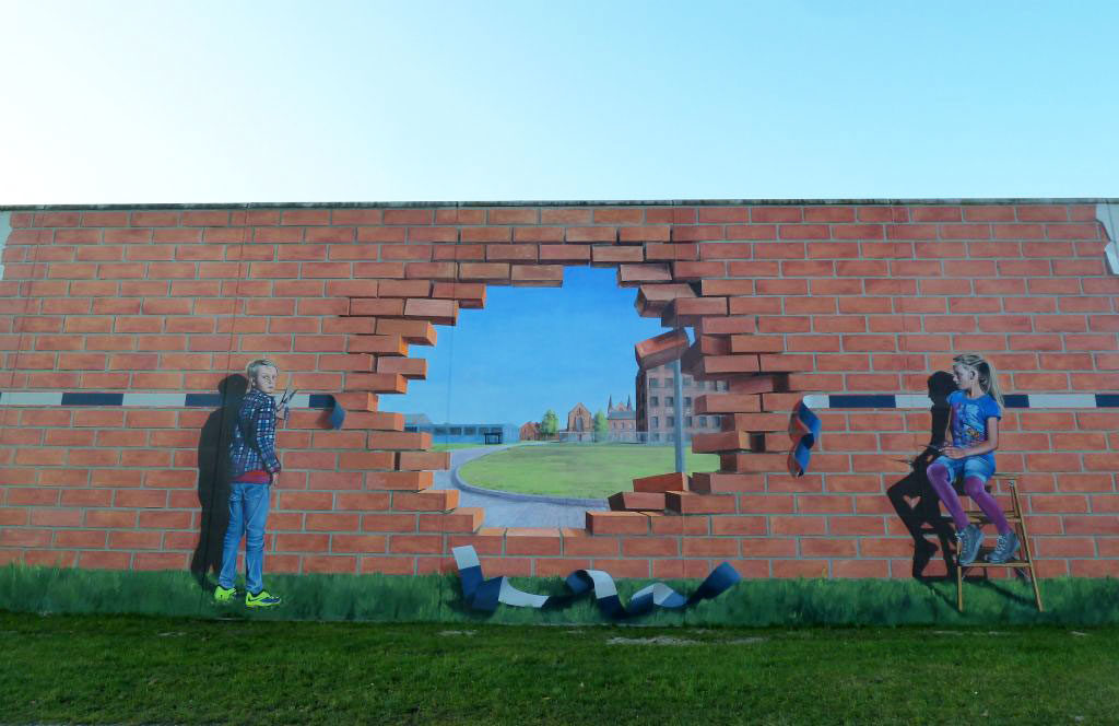 Junge und Mädchen vor Loch in der Gefängnismauer. Wandbemalung JVA Bremen-Oslebshausen